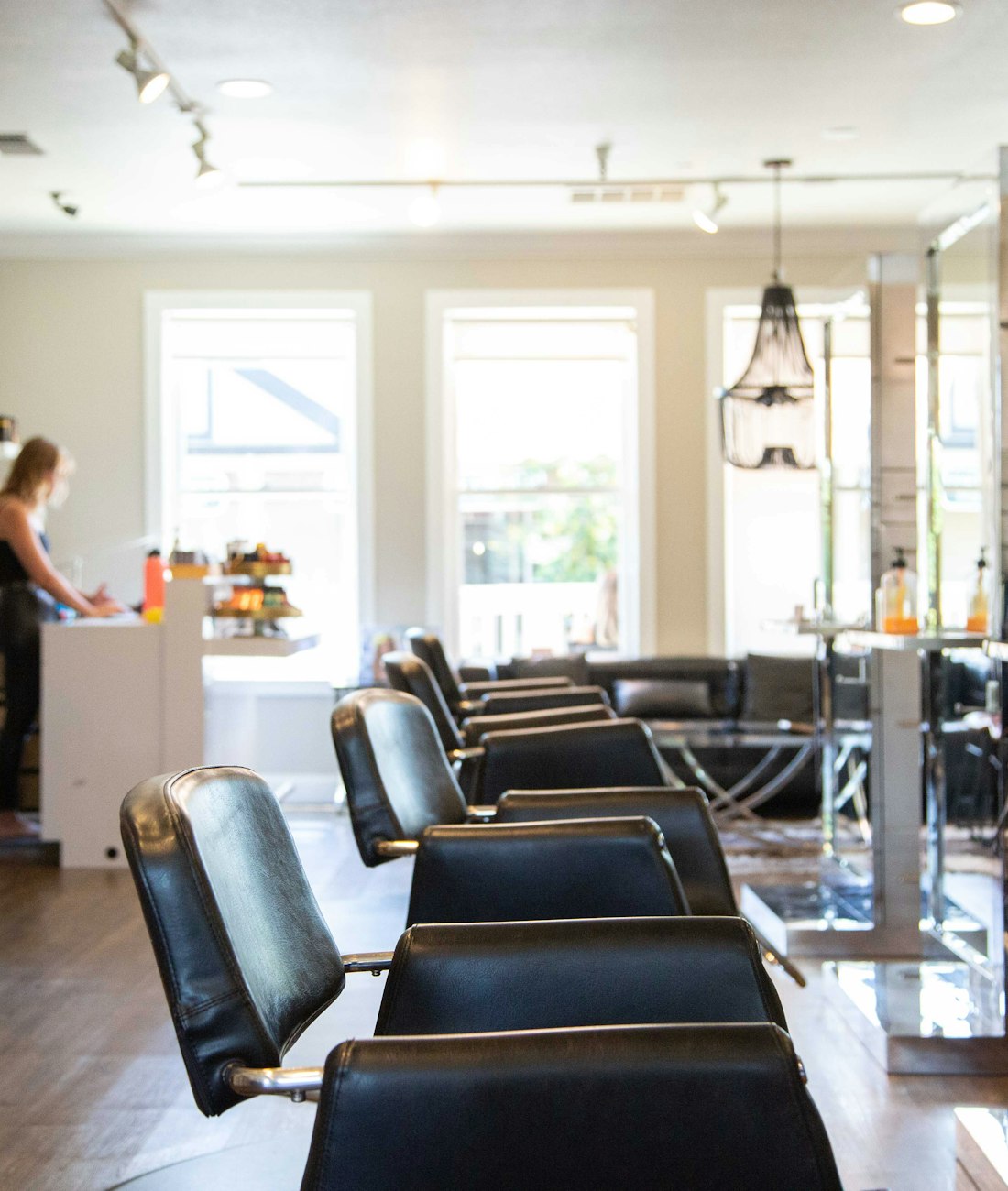 Heller, moderner Friseursalon mit Stylingpl&auml;tzen und gro&szlig;en Fenstern