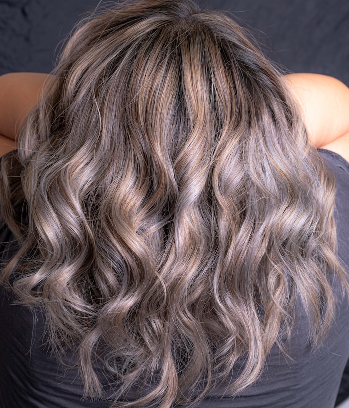 Wellige Haare mit sanften Highlights